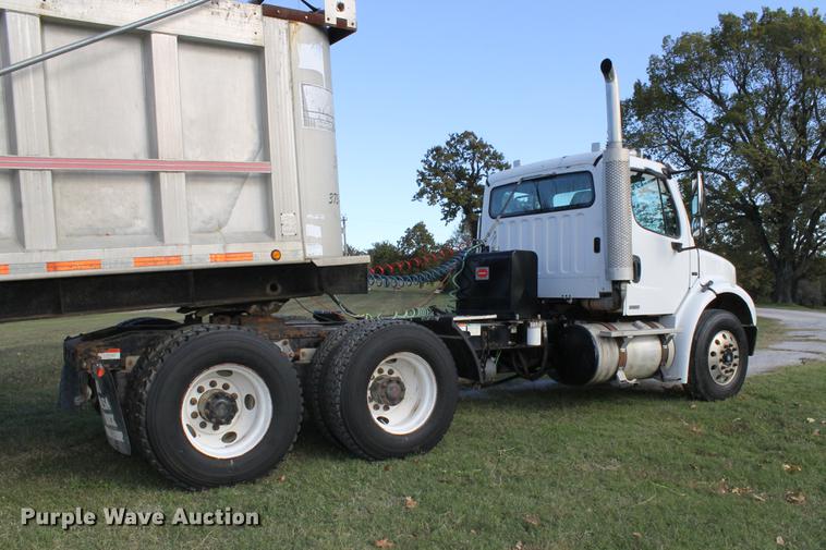 image for item ED9676 2005 Freightliner Business Class M2 semi truck