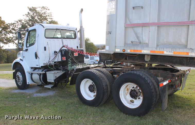 image for item ED9676 2005 Freightliner Business Class M2 semi truck