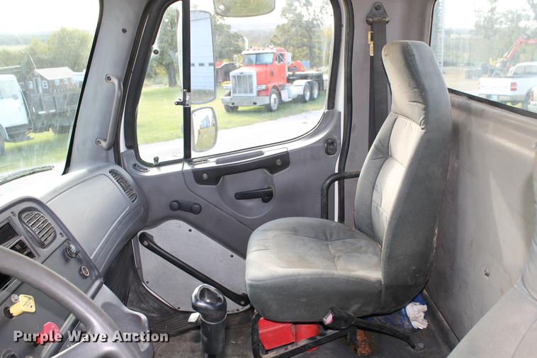 image for item ED9676 2005 Freightliner Business Class M2 semi truck