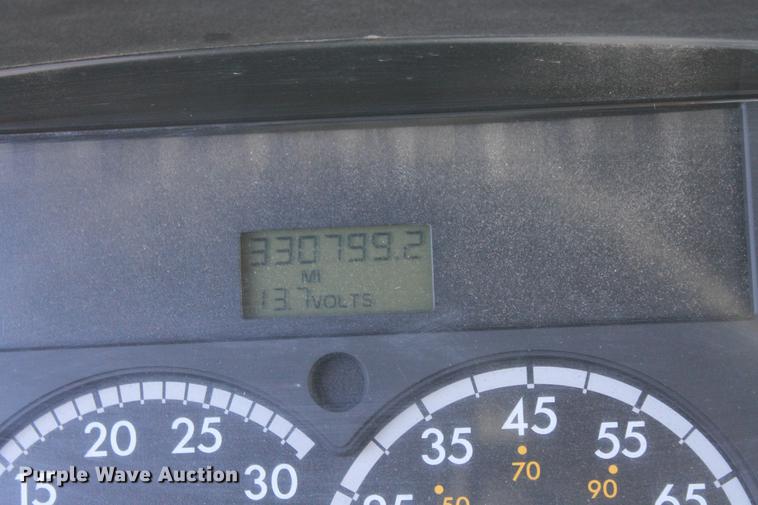 image for item ED9676 2005 Freightliner Business Class M2 semi truck