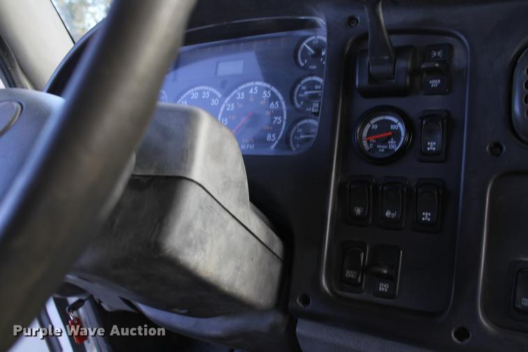 image for item ED9676 2005 Freightliner Business Class M2 semi truck