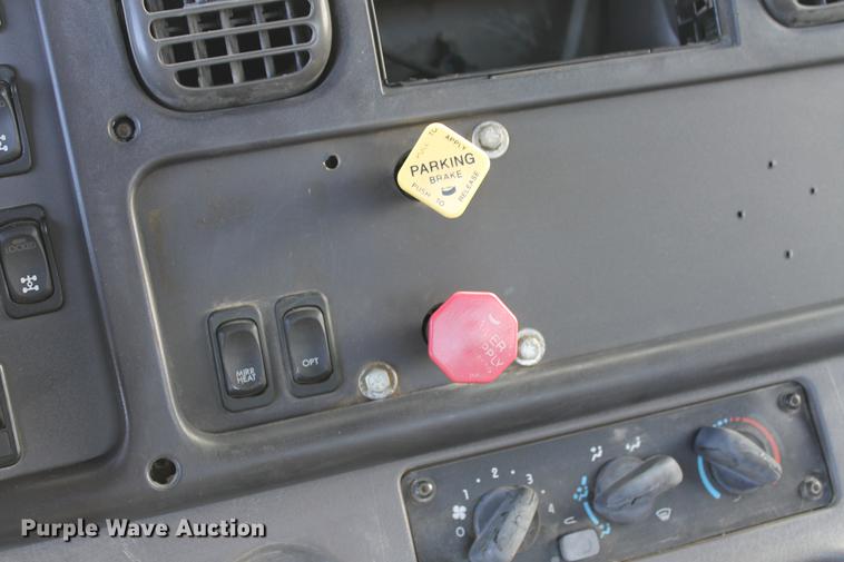 image for item ED9676 2005 Freightliner Business Class M2 semi truck