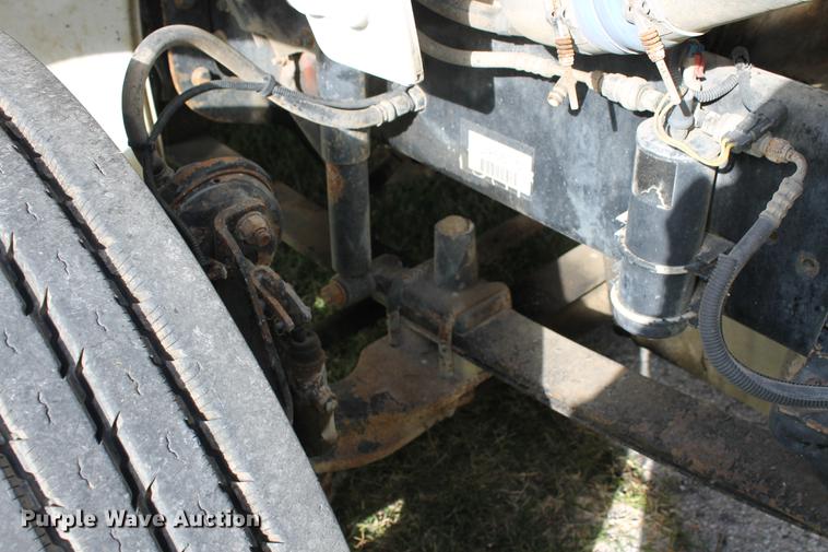 image for item ED9676 2005 Freightliner Business Class M2 semi truck