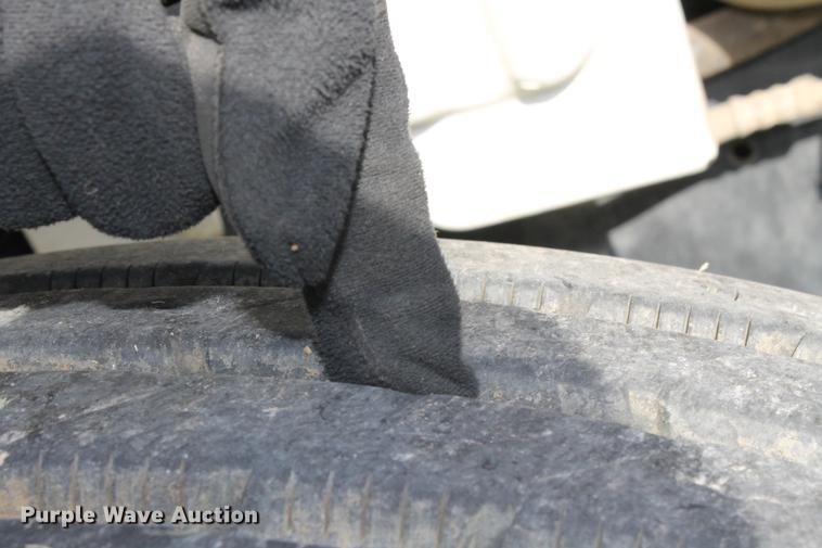 image for item ED9676 2005 Freightliner Business Class M2 semi truck