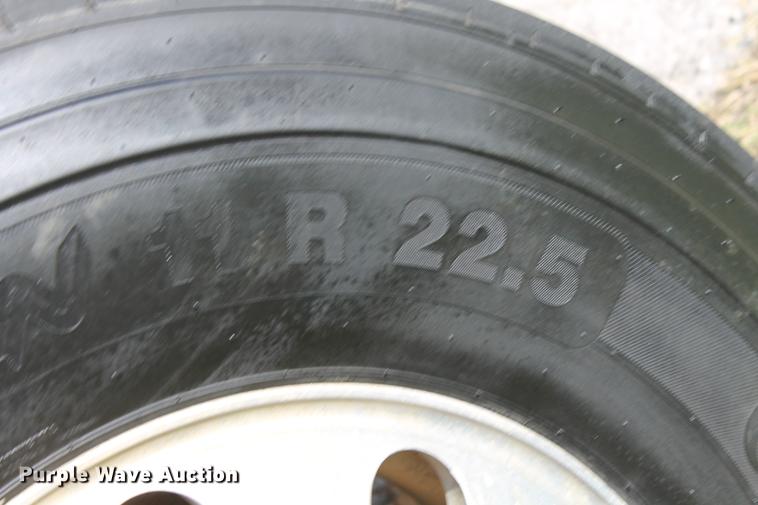 image for item ED9676 2005 Freightliner Business Class M2 semi truck