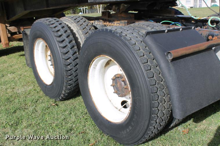 image for item ED9676 2005 Freightliner Business Class M2 semi truck