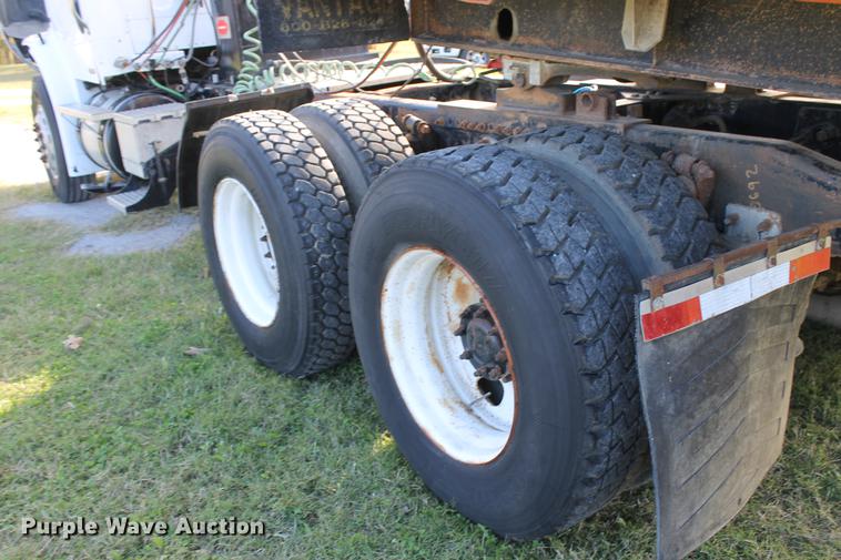 image for item ED9676 2005 Freightliner Business Class M2 semi truck