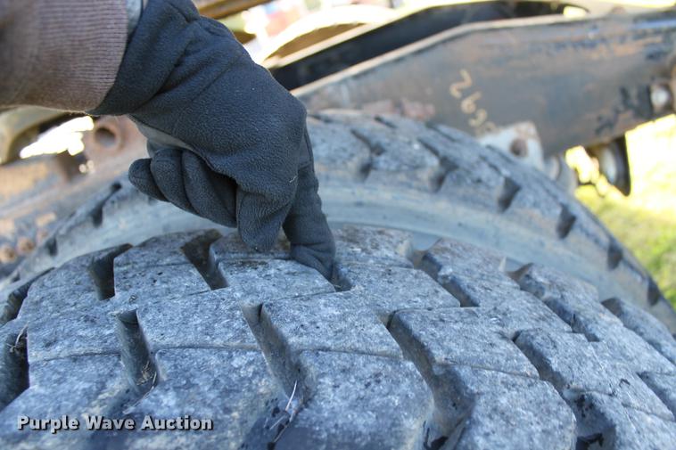 image for item ED9676 2005 Freightliner Business Class M2 semi truck