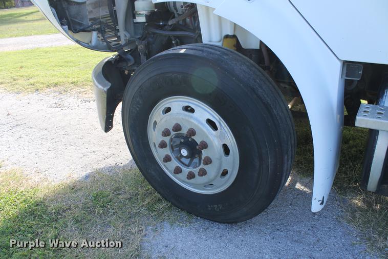 image for item ED9676 2005 Freightliner Business Class M2 semi truck