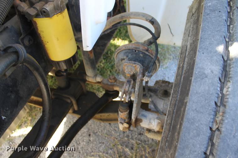 image for item ED9676 2005 Freightliner Business Class M2 semi truck