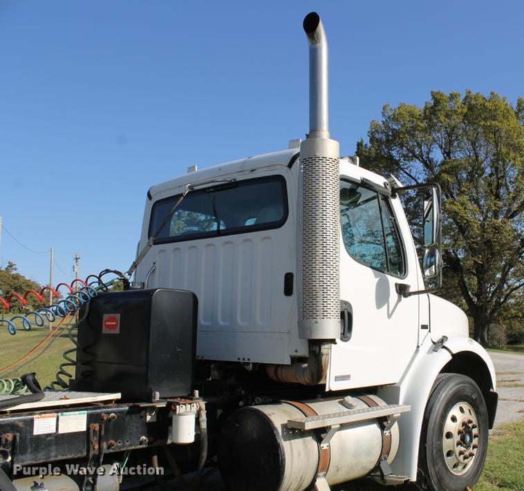 image for item ED9676 2005 Freightliner Business Class M2 semi truck