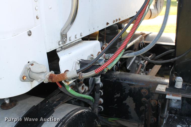 image for item ED9676 2005 Freightliner Business Class M2 semi truck