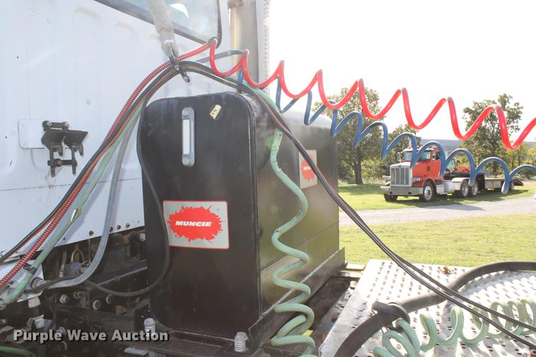 image for item ED9676 2005 Freightliner Business Class M2 semi truck