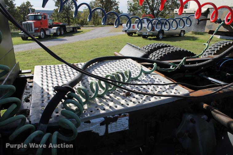 image for item ED9676 2005 Freightliner Business Class M2 semi truck