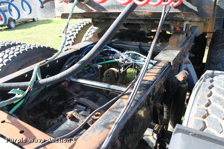 image for item ED9676 2005 Freightliner Business Class M2 semi truck