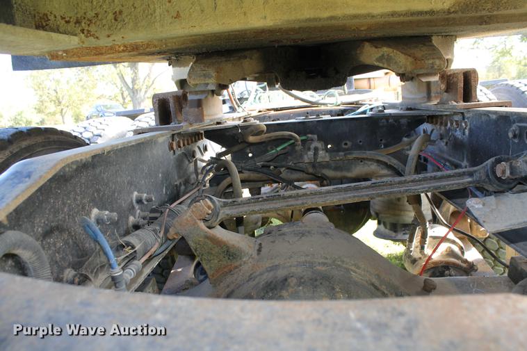 image for item ED9676 2005 Freightliner Business Class M2 semi truck