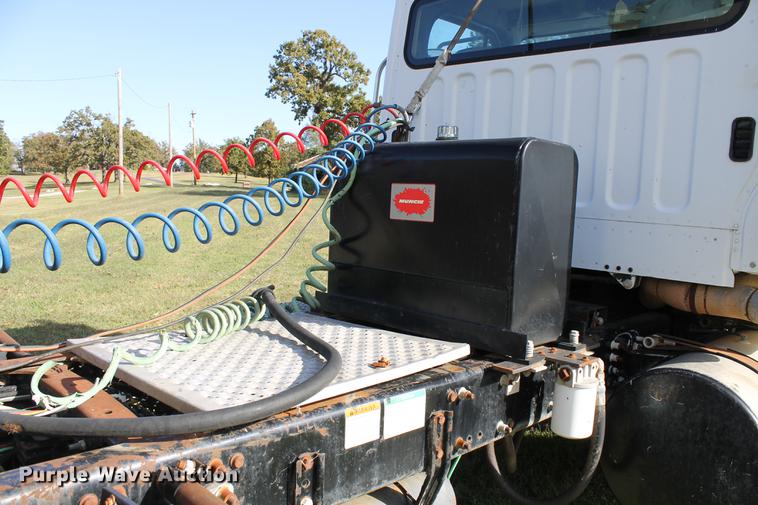 image for item ED9676 2005 Freightliner Business Class M2 semi truck