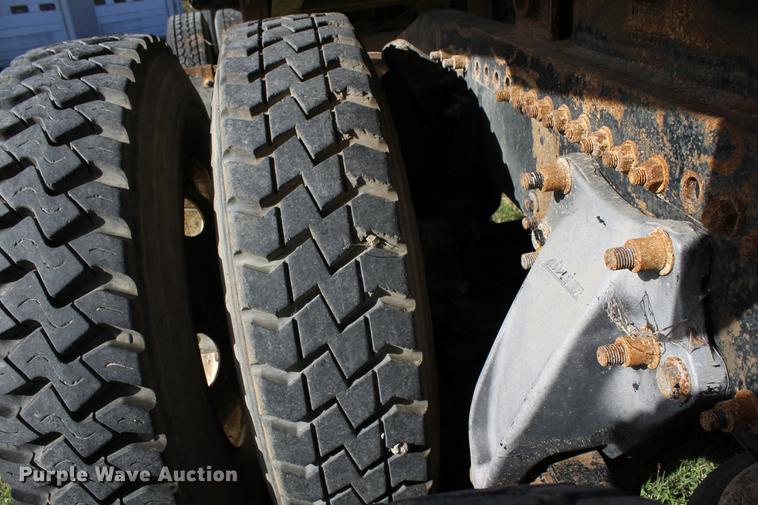 image for item ED9676 2005 Freightliner Business Class M2 semi truck