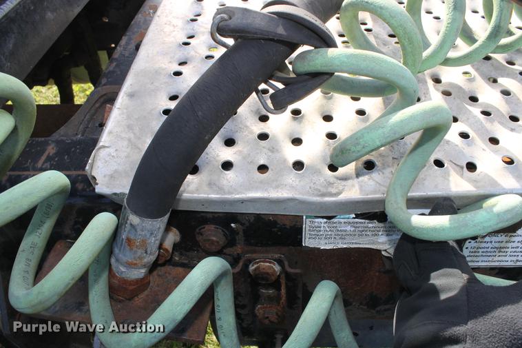 image for item ED9676 2005 Freightliner Business Class M2 semi truck