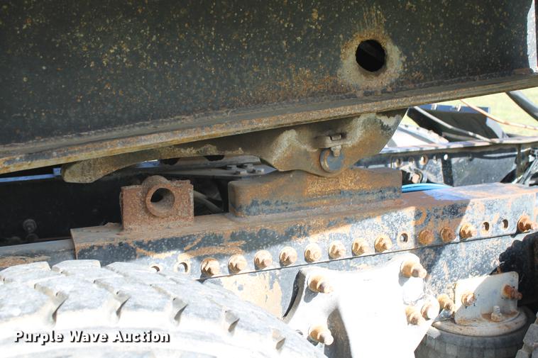 image for item ED9676 2005 Freightliner Business Class M2 semi truck