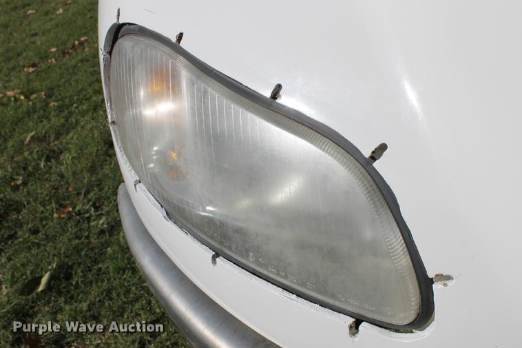 image for item ED9676 2005 Freightliner Business Class M2 semi truck