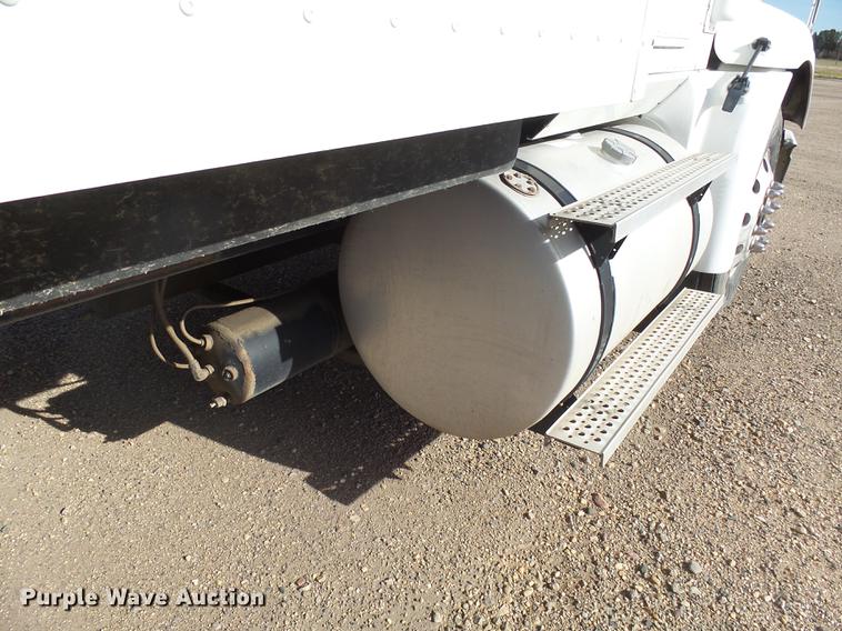 image for item J5400 2006 International 9400i semi truck