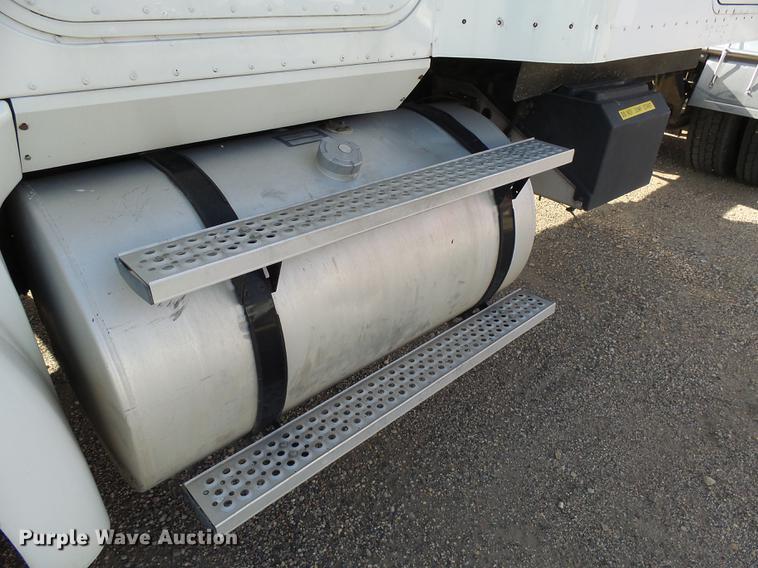 image for item J5400 2006 International 9400i semi truck