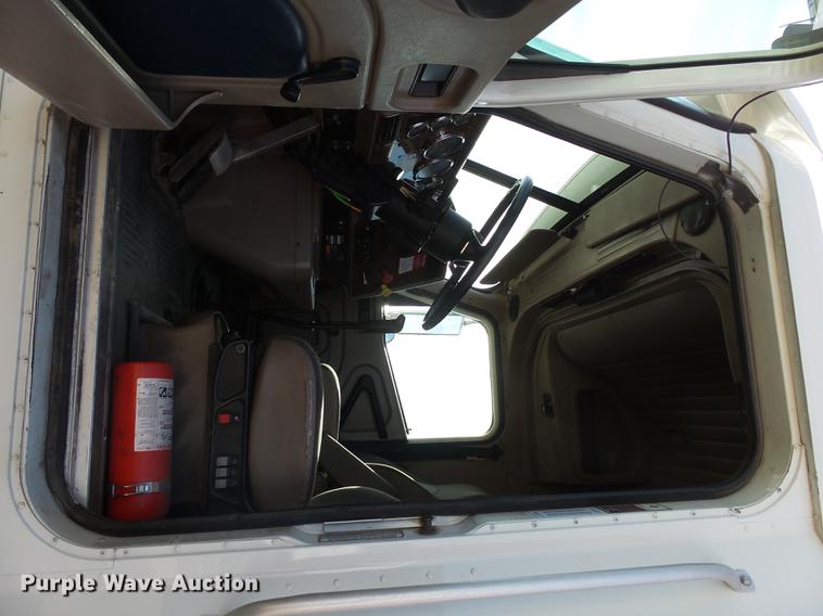 image for item J5400 2006 International 9400i semi truck