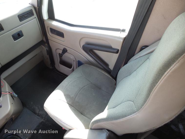 image for item J5400 2006 International 9400i semi truck