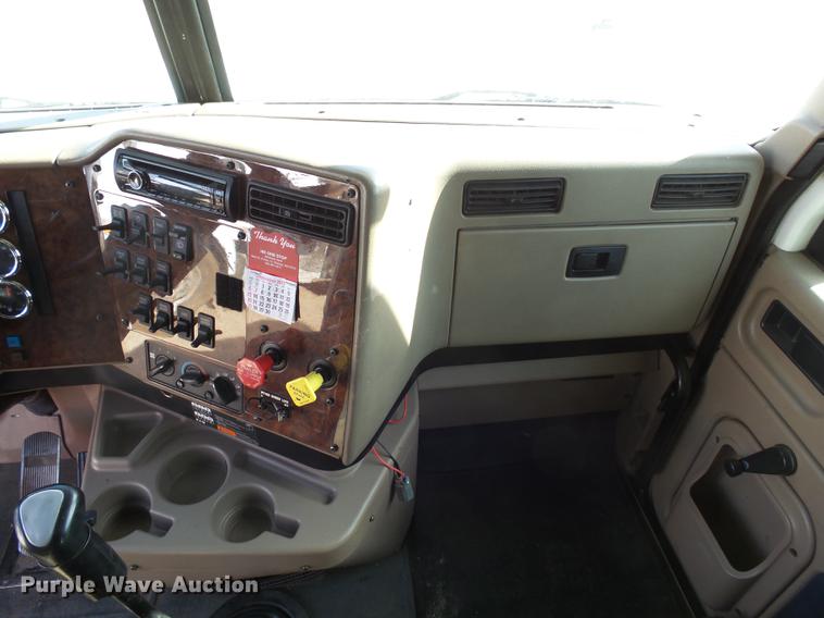 image for item J5400 2006 International 9400i semi truck