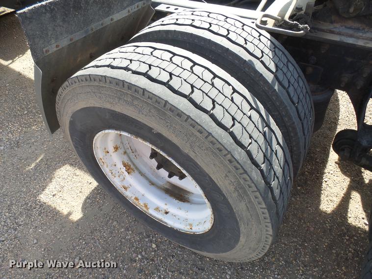 image for item J5400 2006 International 9400i semi truck