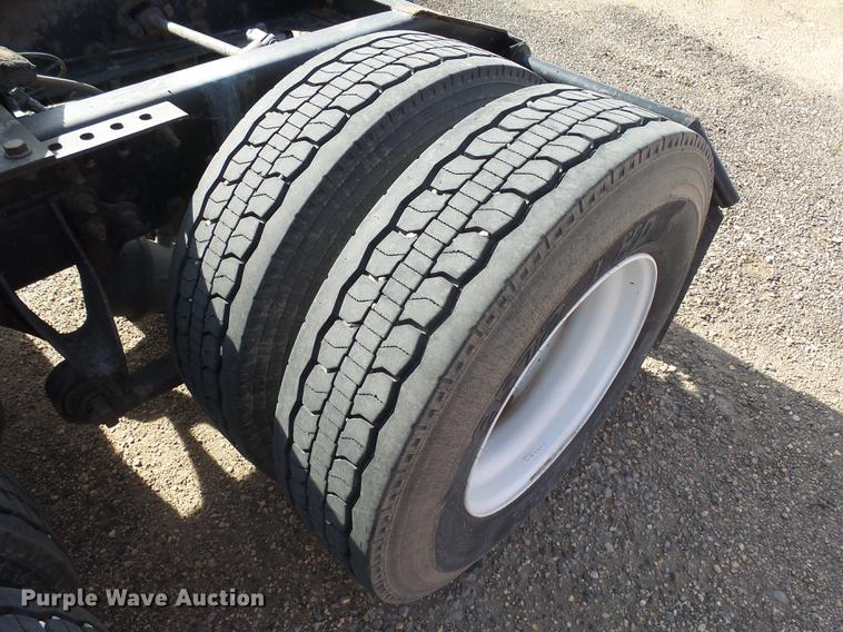 image for item J5400 2006 International 9400i semi truck