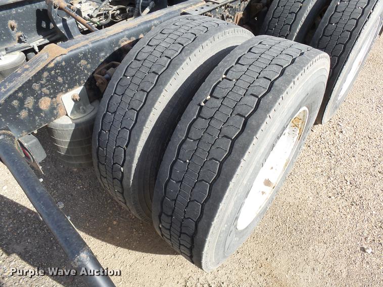 image for item J5400 2006 International 9400i semi truck