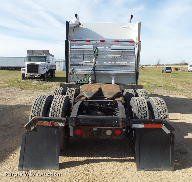 image for item J5401 2007 International 9400i semi truck