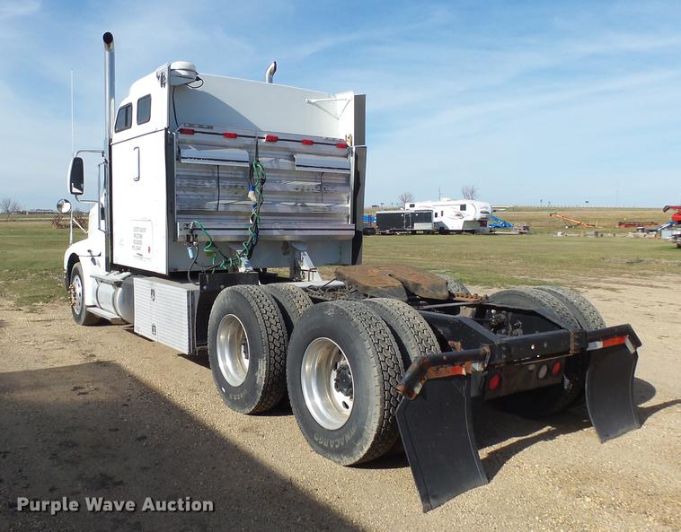 image for item J5401 2007 International 9400i semi truck