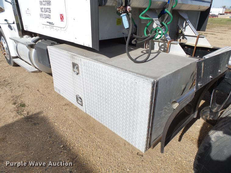 image for item J5401 2007 International 9400i semi truck