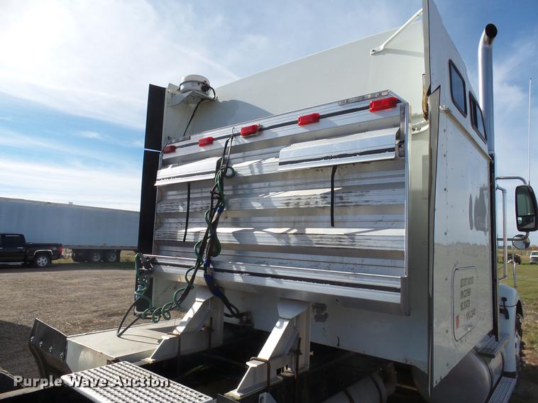 image for item J5401 2007 International 9400i semi truck