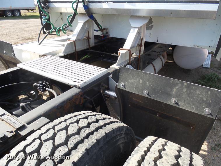 image for item J5401 2007 International 9400i semi truck