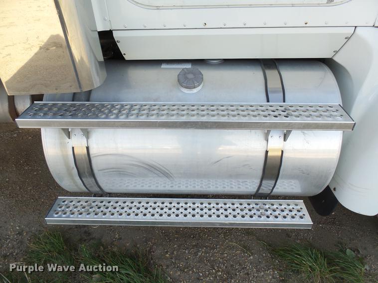 image for item J5401 2007 International 9400i semi truck