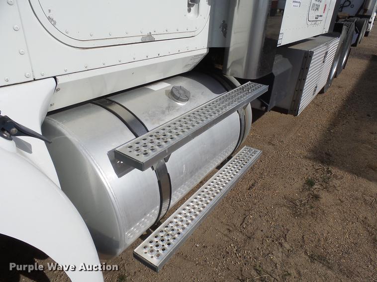 image for item J5401 2007 International 9400i semi truck