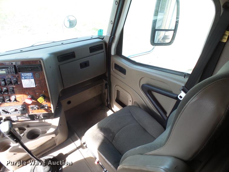 image for item J5401 2007 International 9400i semi truck