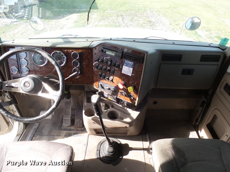 image for item J5401 2007 International 9400i semi truck