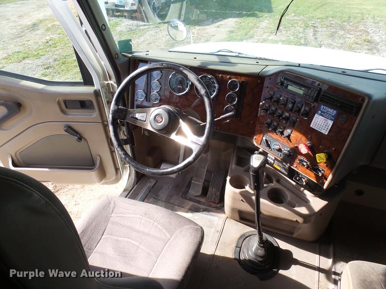 image for item J5401 2007 International 9400i semi truck