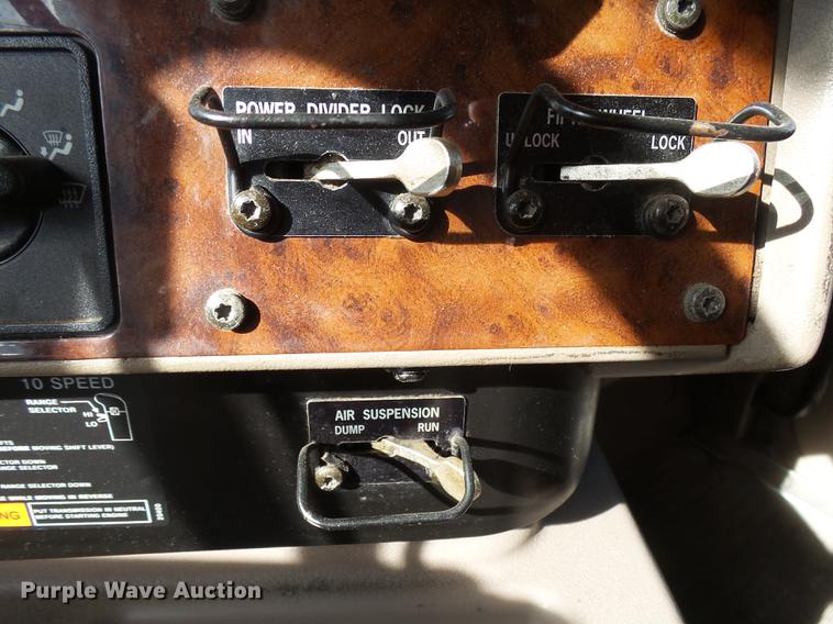 image for item J5401 2007 International 9400i semi truck