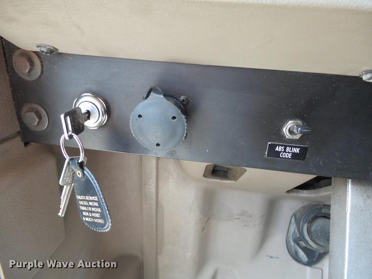 image for item J5401 2007 International 9400i semi truck