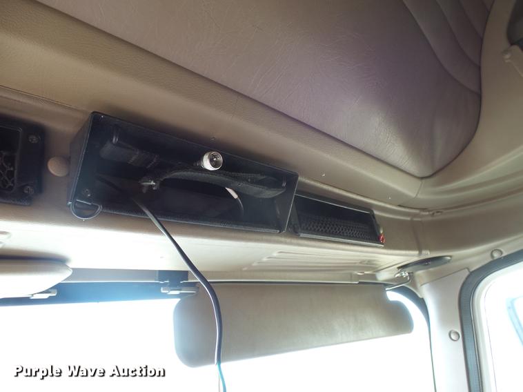 image for item J5401 2007 International 9400i semi truck