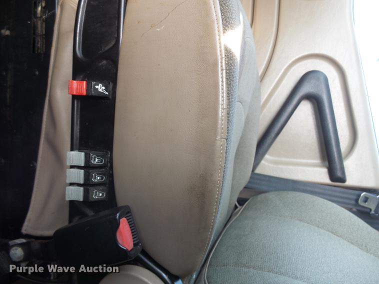 image for item J5401 2007 International 9400i semi truck