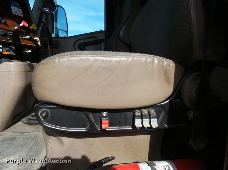 image for item J5401 2007 International 9400i semi truck