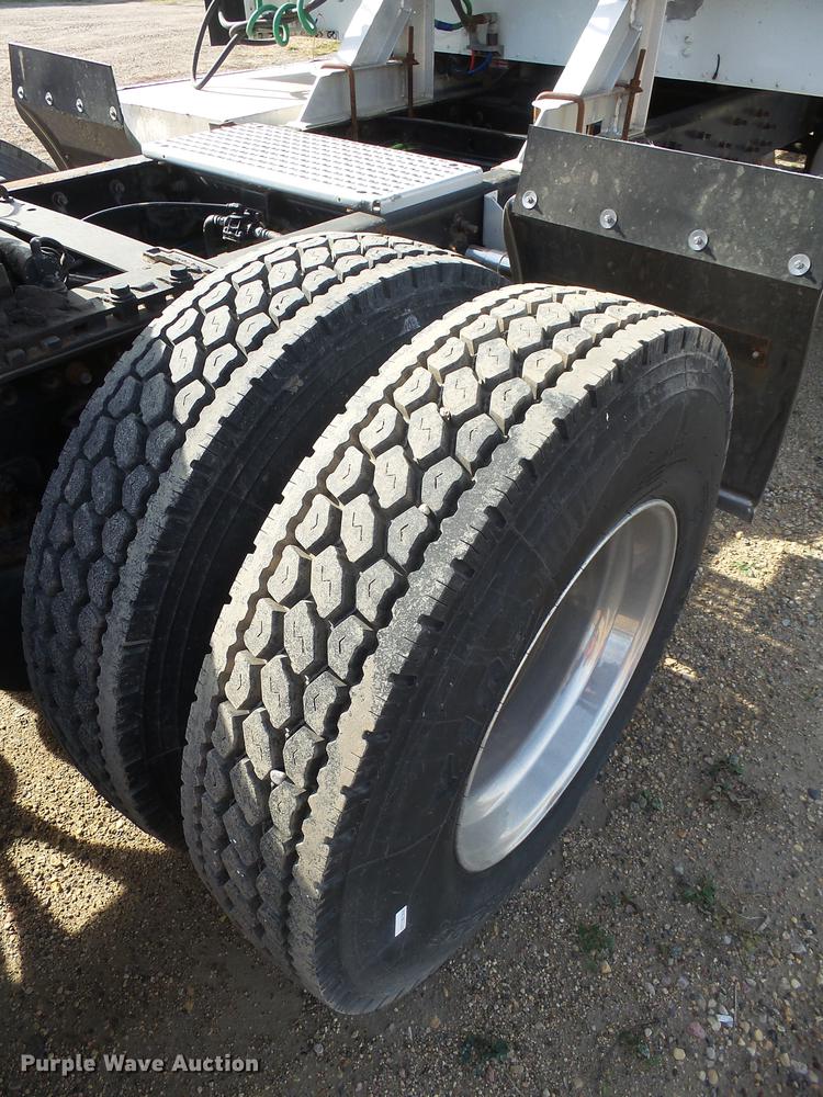 image for item J5401 2007 International 9400i semi truck