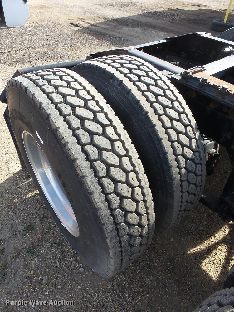 image for item J5401 2007 International 9400i semi truck